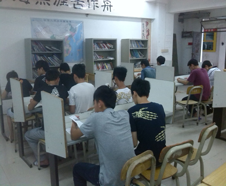 （图三）在书海中畅游，只听见安静的翻书声