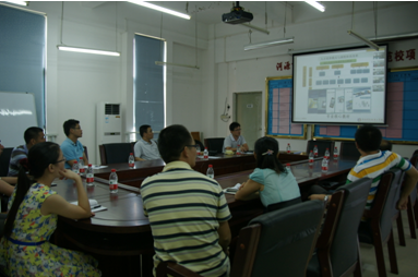 （图三）电子电工教学部副主任钟伟东在作经验介绍