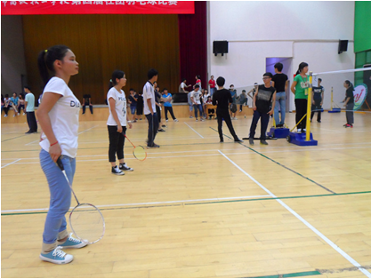 （图一）挥动球拍，挥洒青春与爱