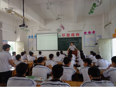 （图二）13级汽修6班梁海深老师在组织班会