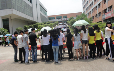 （图二）活动现场，人头汹涌