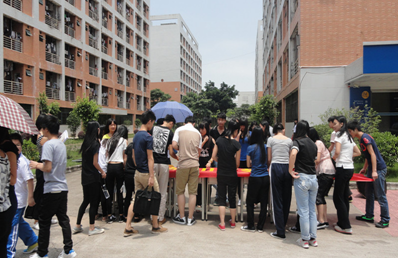 （图一）同学们在签名