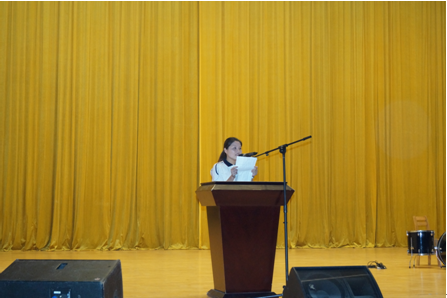 （图一）顶岗实习生代表曾小燕同学发言