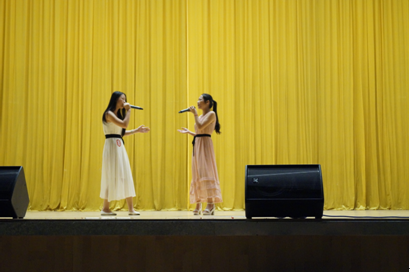 （图五）骆飞燕同学与她的助阵嘉宾深情演唱