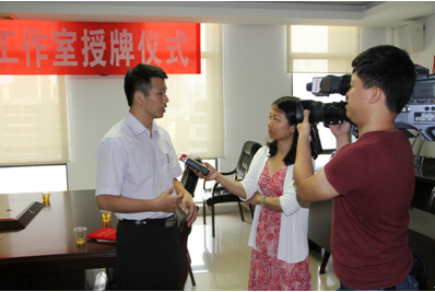 （图二）我校电气自动化专业带头人杨耀雄老师在接受媒体采访
