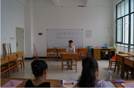 （图一）面试学生正在回答面试评委的问题