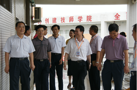 （图二）专家组在实地考察