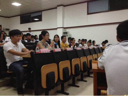 （图二）曾晓君老师正在现场点评