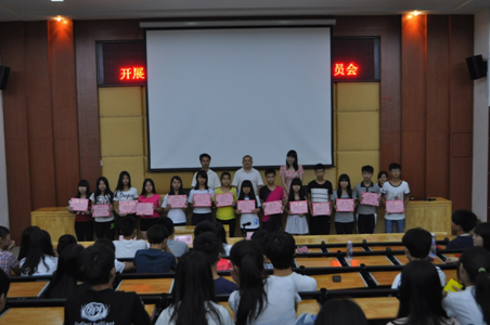 （图一）三位老师与获奖学生合影
