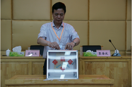 （图二）校领导带头捐款