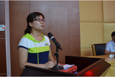 （图二）党员代表刘晓霞同志发言