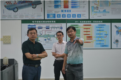 （图四） 关志伟院长参观汽车检测与维修专业智慧教室