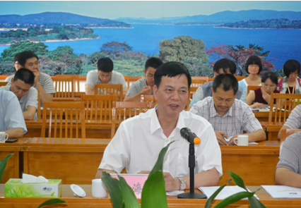 （图二） 黎海波校长汇报项目建设情况
