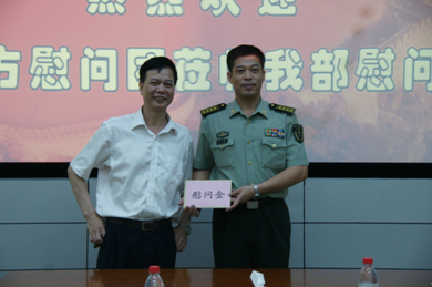 （图二）黎海波校长代表学校给军分区送上慰问金