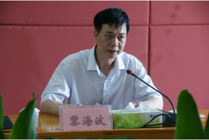 （图三）学校党支部书记、校长黎海波同志通报民主生活会情况