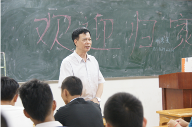 （图五）黎海波校长到新生课室走访