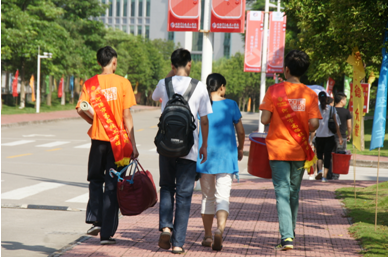 （图四）师兄师姐，伴你前行