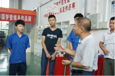（图二）梁秋生副校长对选手提出殷切希望