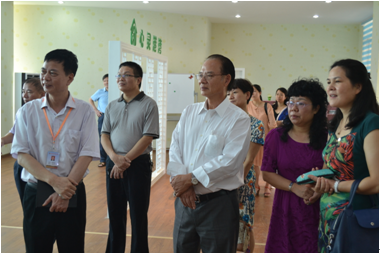 （图一）捐资助学团在参观“心灵港湾”