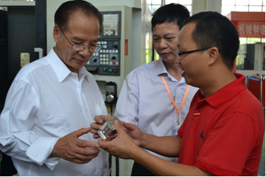 （图二）彭伟权先生在参观加工中心