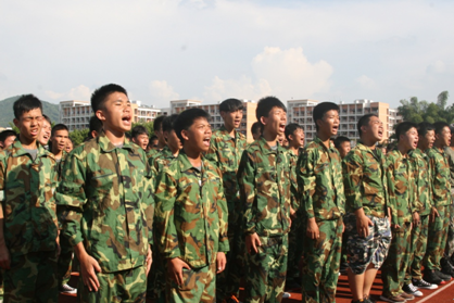 （图三）全体合唱《团结就是力量》