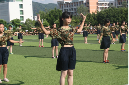 （图二）财会教学部的女生表演《小苹果》