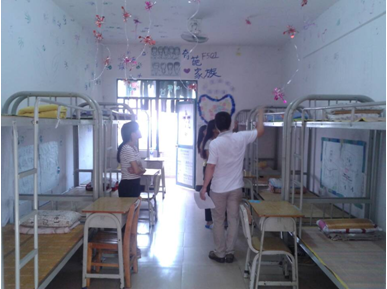 （图三）生活指导老师在指导同学