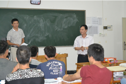 （图一）黎海波校长在13级室内设计班