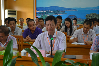 （图三）黎校长在汇报学校发展情况