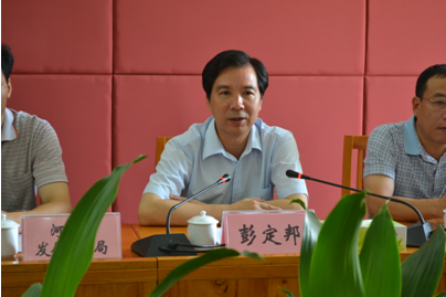 （图二）常务副市长彭定邦鼓励教职工继续开拓进取