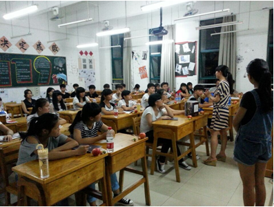 （图二）同学们正在与熊总监交流互动