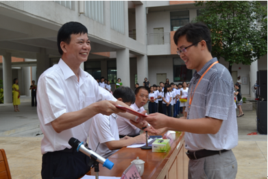 （图三）为在第29届科技创新大赛获奖的钟伟东老师颁奖