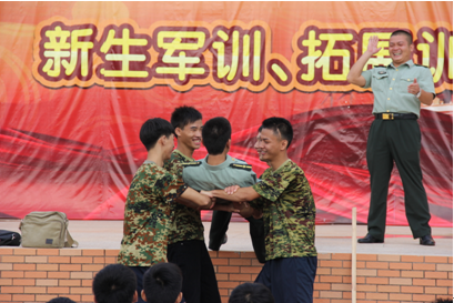 （图二）军训充满了笑声