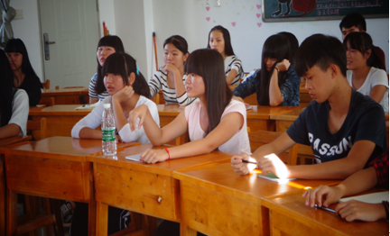 （图二）会上同学们踊跃发言