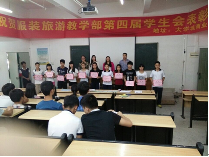 教学部老师与获奖学生合影