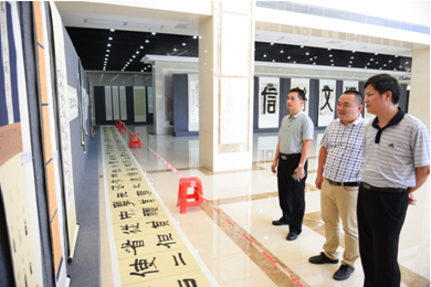 （图一）观众在欣赏书法作品