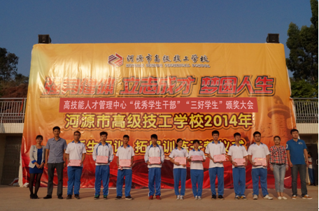 （图一）优秀学生干部与老师们合影留念