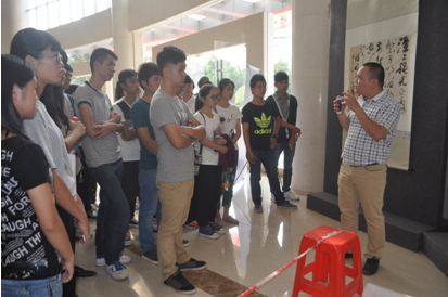 （图一）邓维亮老师在向市民解读书法作品