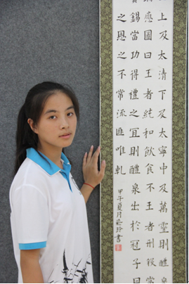 （图三）刘飞玲同学与她的作品