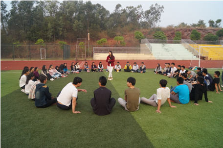 （图二）肖琳萍同学在为成员介绍团学会