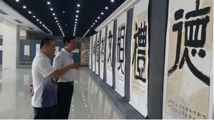 邓维亮老师在给黎校长介绍作品