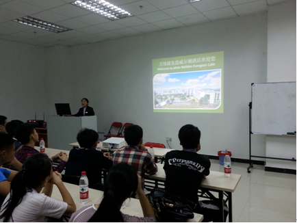 （图一）酒店人力资源部经理杨霞为同学们讲解