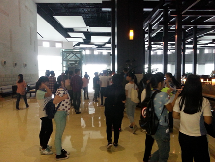 （图三）学生参观酒店大堂