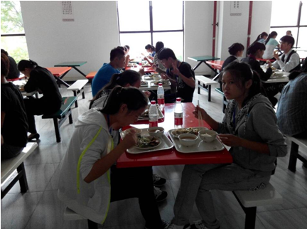 （图四）同学们在酒店员工餐厅用餐