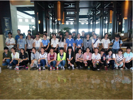 （图五）全体同学在酒店大堂合影