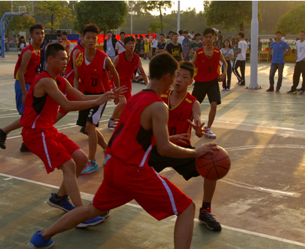 （图一）队员们在激烈拼抢中