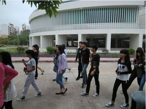 同学在进行沿途导游讲解