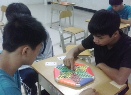 （图二）决赛选手认真沉着专注比赛