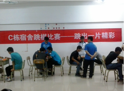 （图一）学生分组抽签，选择对手比赛开始