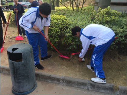 （图一）同学们在打扫公交站